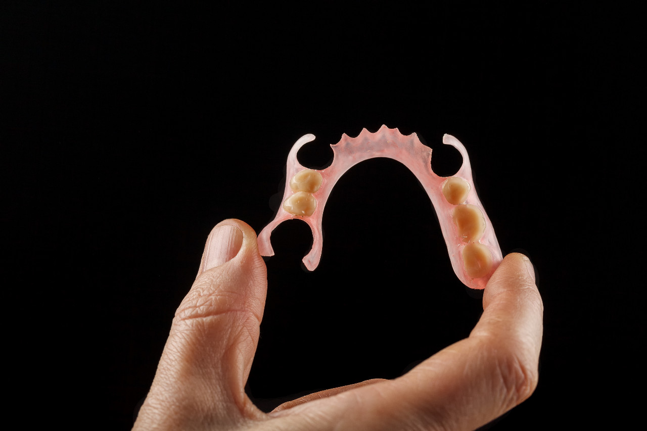 dental-prosthesis-hand-dentist